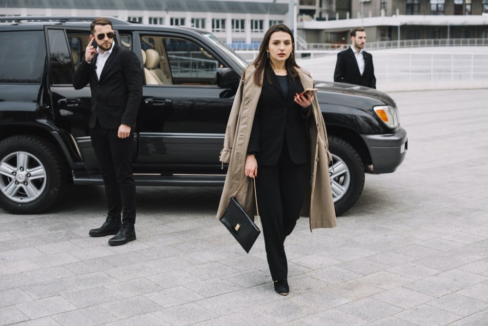 security-guards-protecting-client.jpg